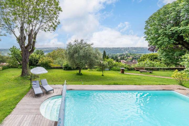 Location de vacances pour 8 personnes, avec terrasse ainsi que piscine et jardin à Collonges-au-Mont-d'Or - 2