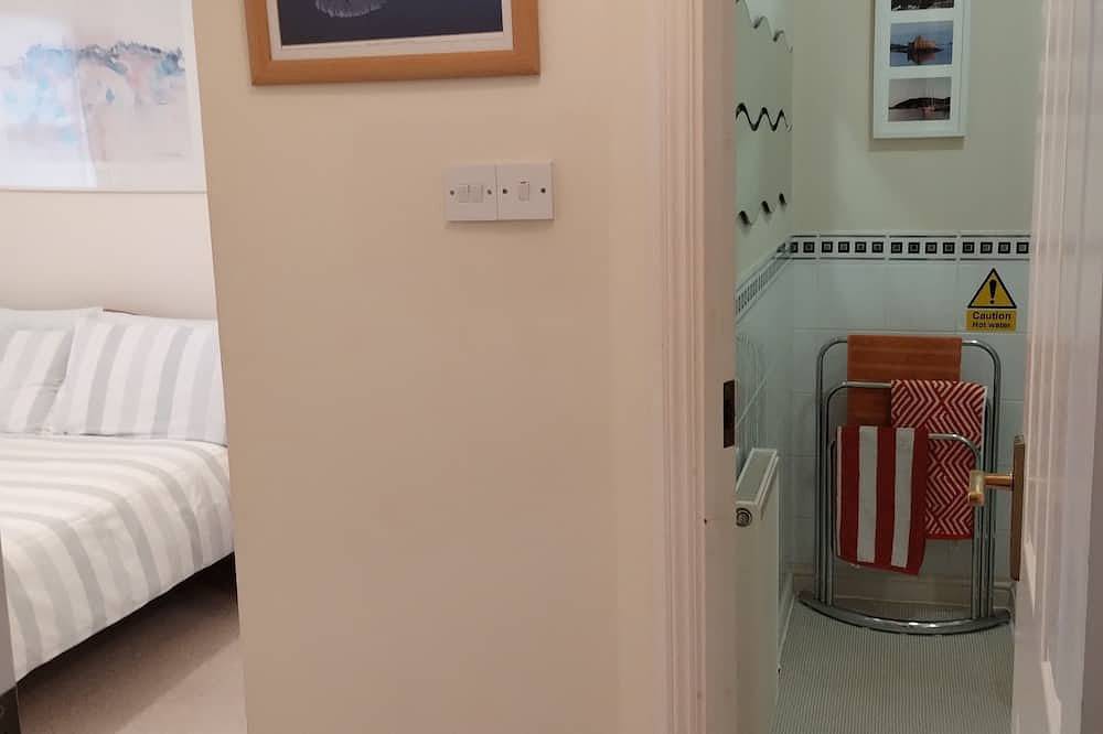 Entire apartment, Central 2-Bedroom Apartment with private parking - home from home in Leith, Edinburgh