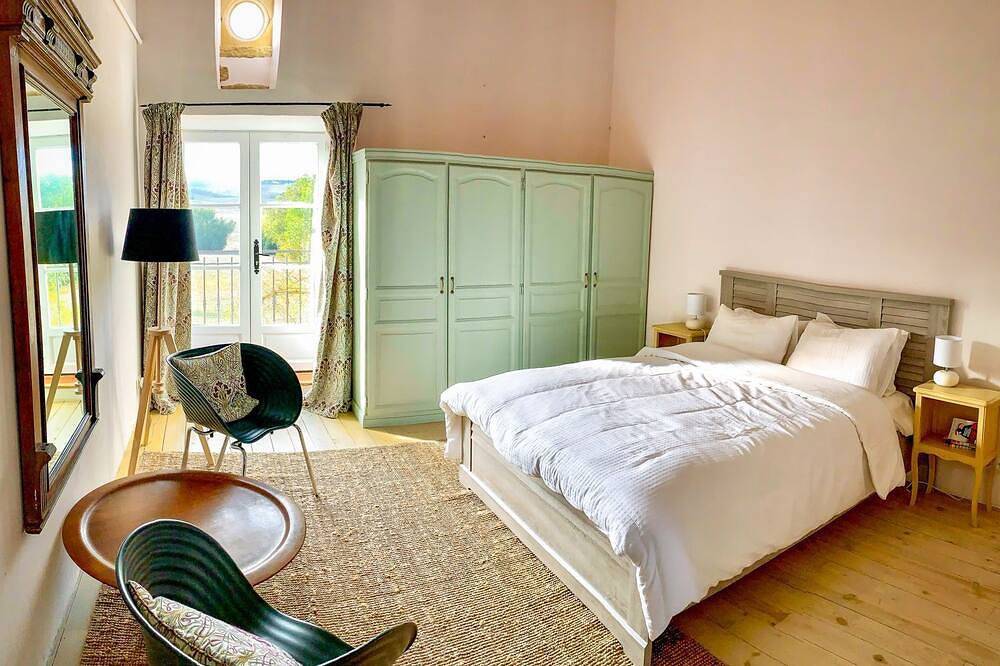 Domaine Des Pavots - Five Bedroom Villa, Sleeps 10 in Montréal (Aude), Carcassonne region