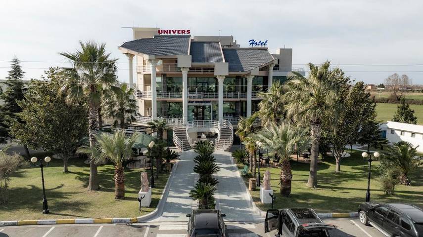 Hôtel pour 5 personnes, avec piscine ainsi que jardin et vue