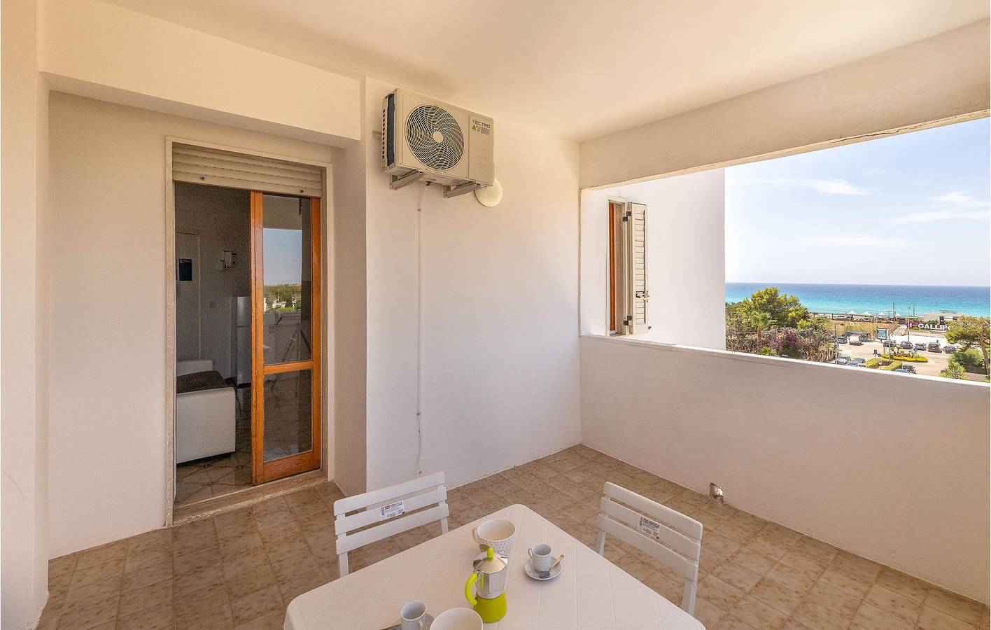 Appartamento intero, 500m to La Baia Azzurra - Kitchen, Double Bed & Fridge in Baia Verde, Golfo di Taranto