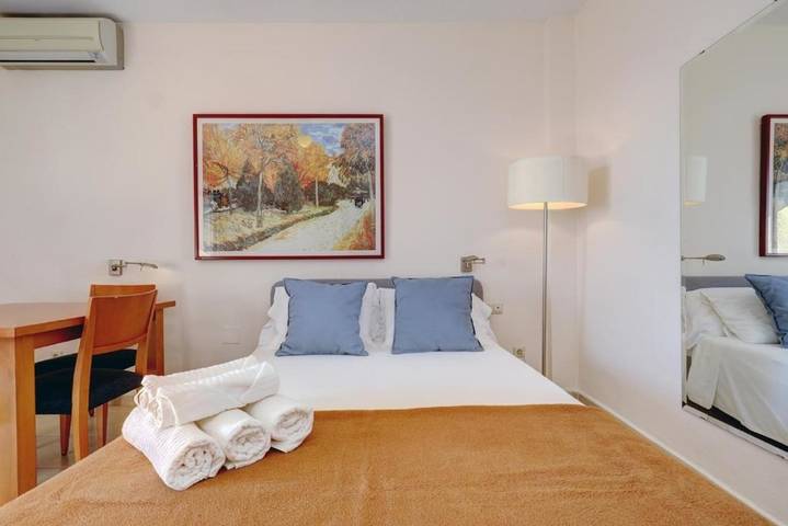 Entire studio, 'Benal Beach Seaview Studio 065' with Shared Pool & Wi-Fi in Torrequebrada, Benalmádena