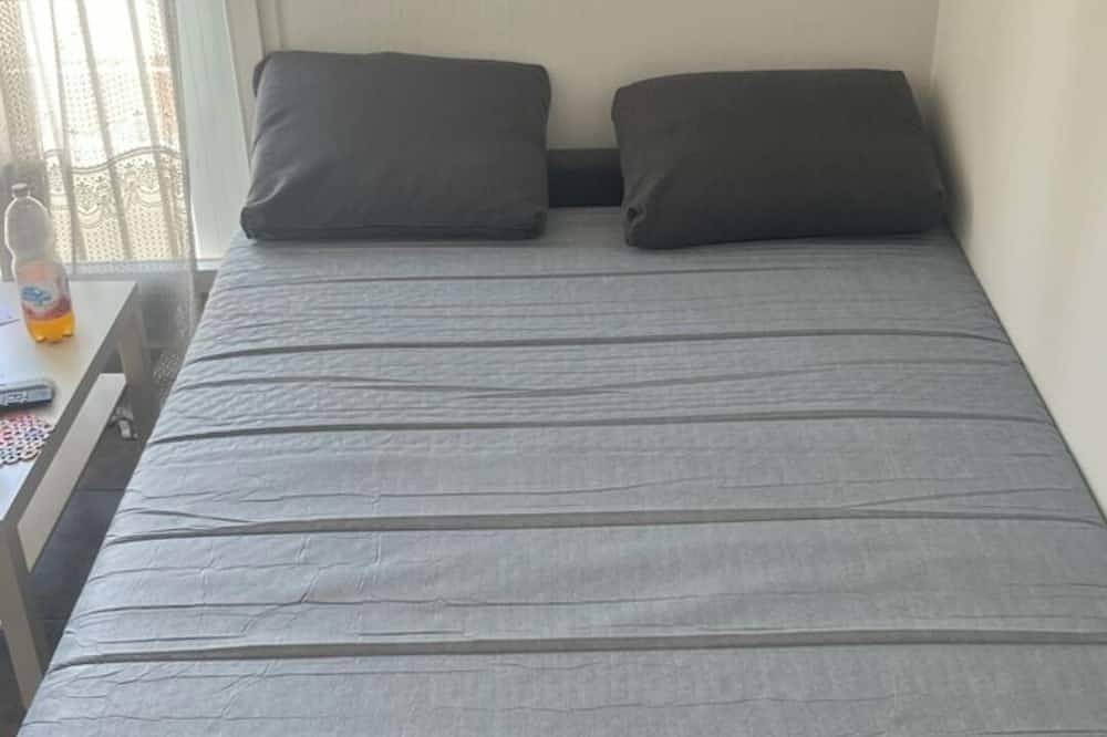 Entire apartment, Bonjour Jolie Studio sur le Boulevard pas Loin de la Gare à 19 Minutes de Paris in Évry-Courcouronnes, Essonne