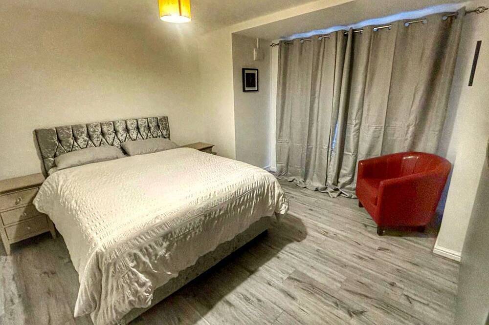 Ganze Wohnung, 2 bed (ensuite) garden apartment gated, close to Langley, Heathrow , Windsor in Iver, Colne Valley Park