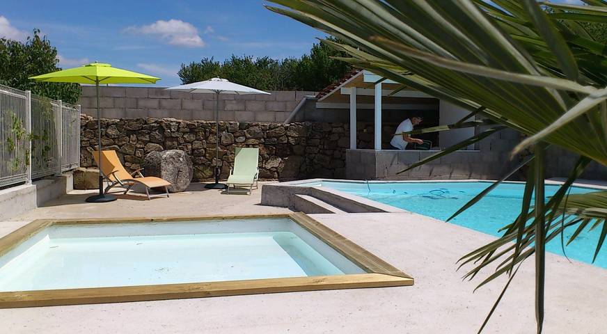 Gîte pour 14 personnes, avec jardin ainsi que piscine et terrasse dans Sarras