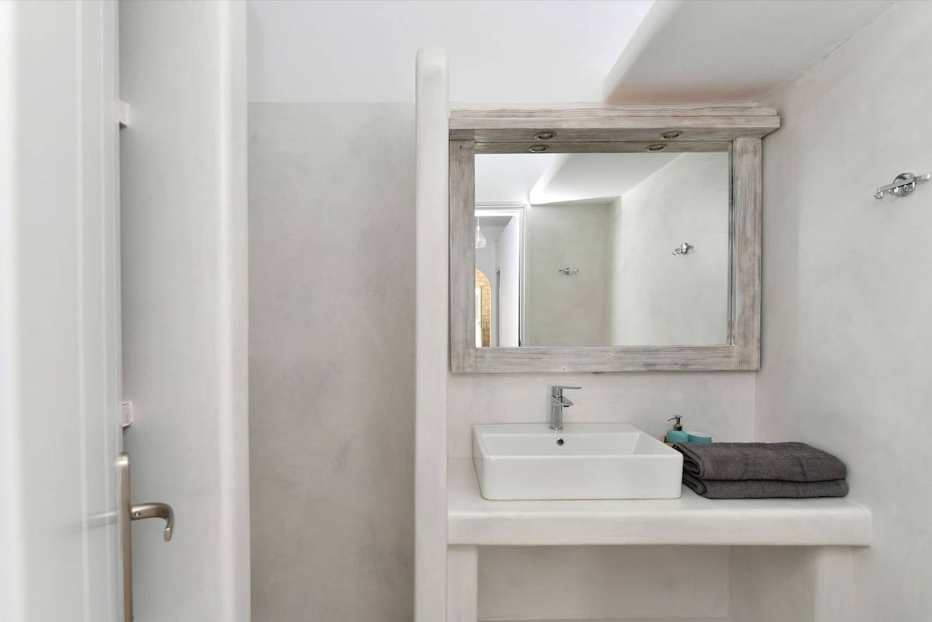 Happy  2-Bedroom sea view House, pool/jacuzzi! in Paros