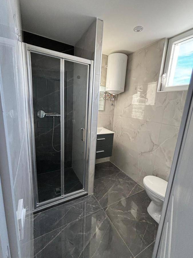 Location de vacances pour 2 personnes, avec terrasse à Décines-Charpieu - 2