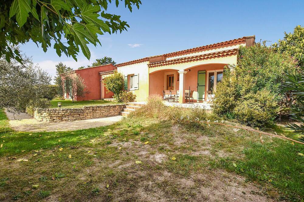 Amazing home in Mazan with kitchen in Mazan, Parc naturel régional du Mont-Ventoux