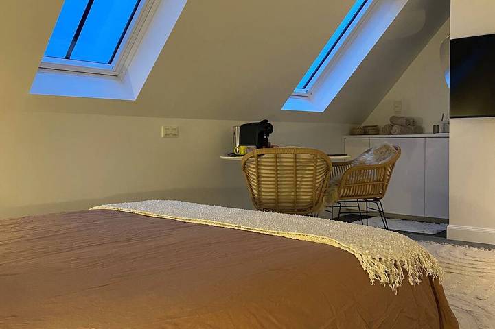 Centrally between Ghent & Antwerp, Cosy attic room in a fully private building in Lokeren, Ostflandern
