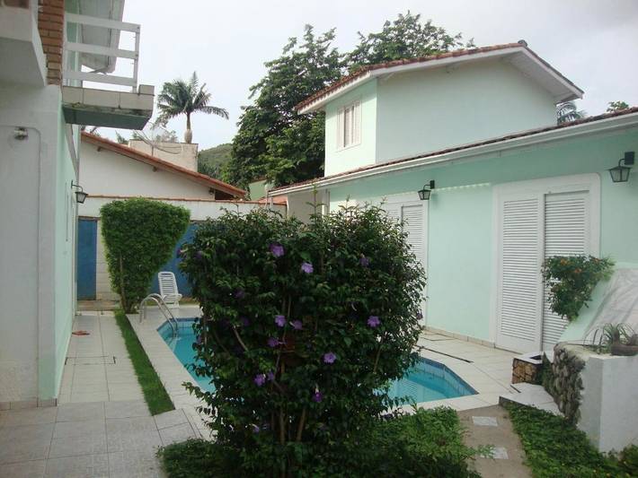 Casas e apartamentos de temporada para 3 pessoas, com terraço e piscina e ainda vista and jardim, com animais de estimação em Toninhas Ubatuba