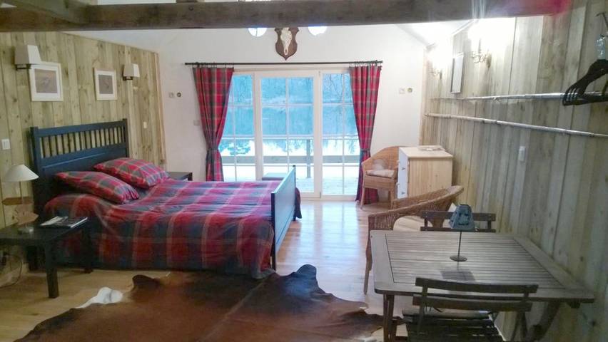 Location de vacances pour 2 personnes, avec vue ainsi que jardin et vue sur le lac à Couvin - 2