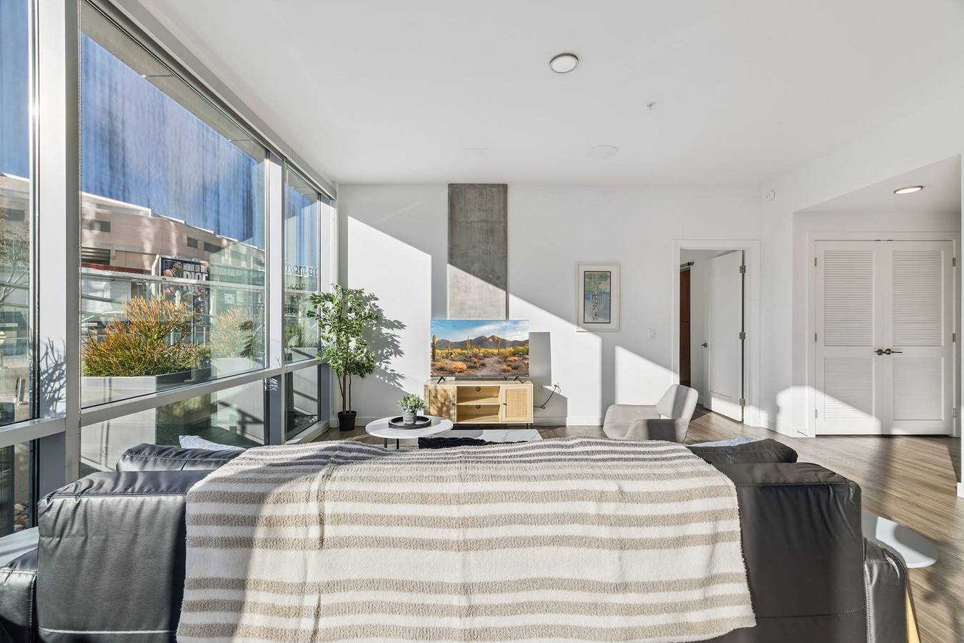 Entire apartment, Cozysuites Adeline 2Br - gym pool valet parking in Phoenix, Maricopa County