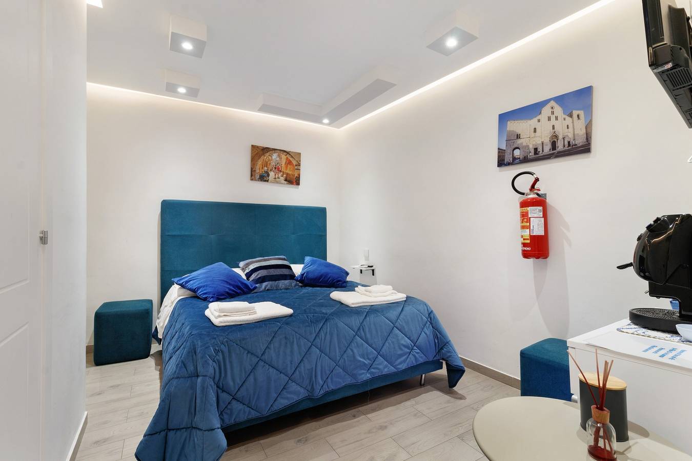 Room 'Il Filo Di Arianna - Camera 1' with Wi-Fi and Air Conditioning in Bari, Bari Province