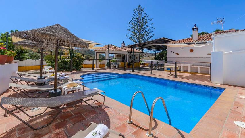 Casa rural para 13 personas, con piscina en Almogía