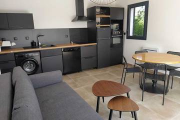 Gîte pour 4 personnes, avec jardin ainsi que terrasse et jacuzzi à Ventiseri