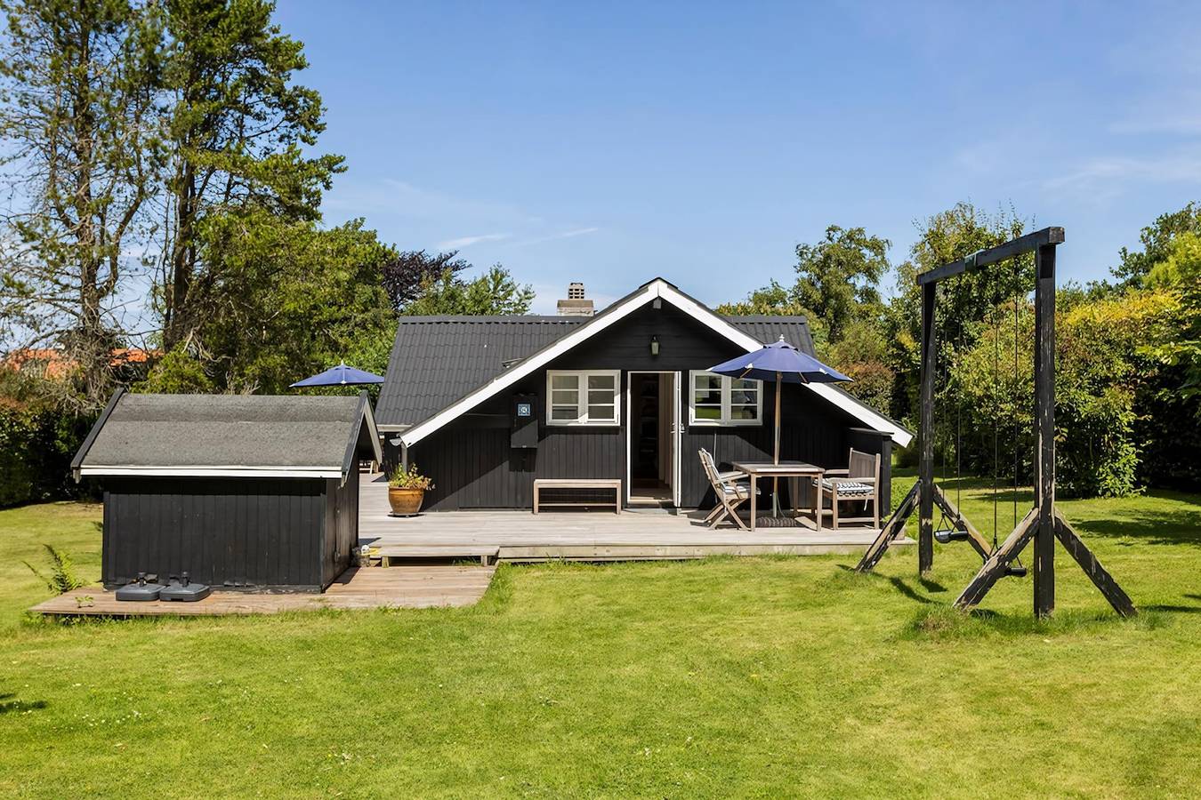 Idyllisk træsommerhus tæt på by, strand og skov in Tisvilde, Kattegat