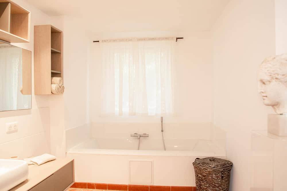 Luxury villa with pool and enclosed garden in Entrecasteaux, Brignoles region