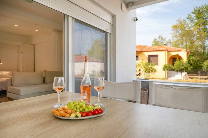 Ferienwohnung für 4 Personen, mit Balkon und Whirlpool sowie Terrasse und Garten in Chalkidiki - 2