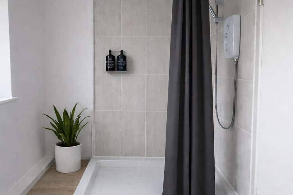 Cosy 4 Bed Home w/ Free Parking. Pet-Friendly! in Winchester, South Downs