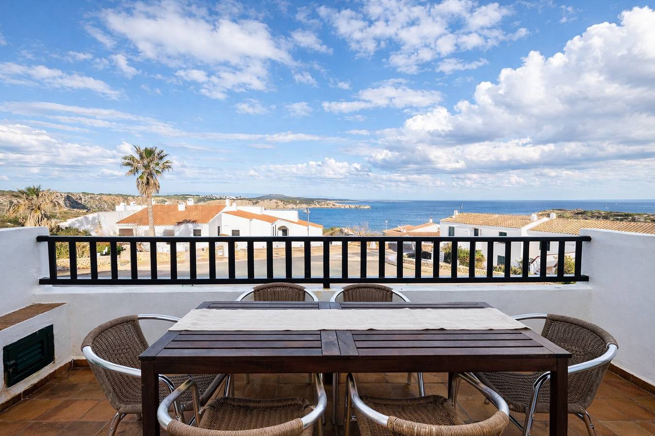 Apartamento entero, Apartamento 'Apartamento Letitia' con vistas al mar, piscina compartida y Wi-Fi in Arenal d'en Castell, Es Mercadal