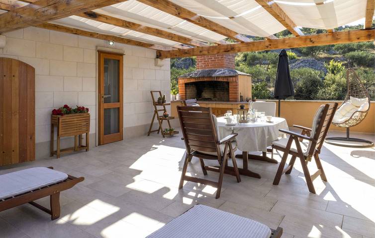Escapade en bord de mer : appartement confortable de 80 m² avec terrasse et équipements modernes in Supetar, Brac