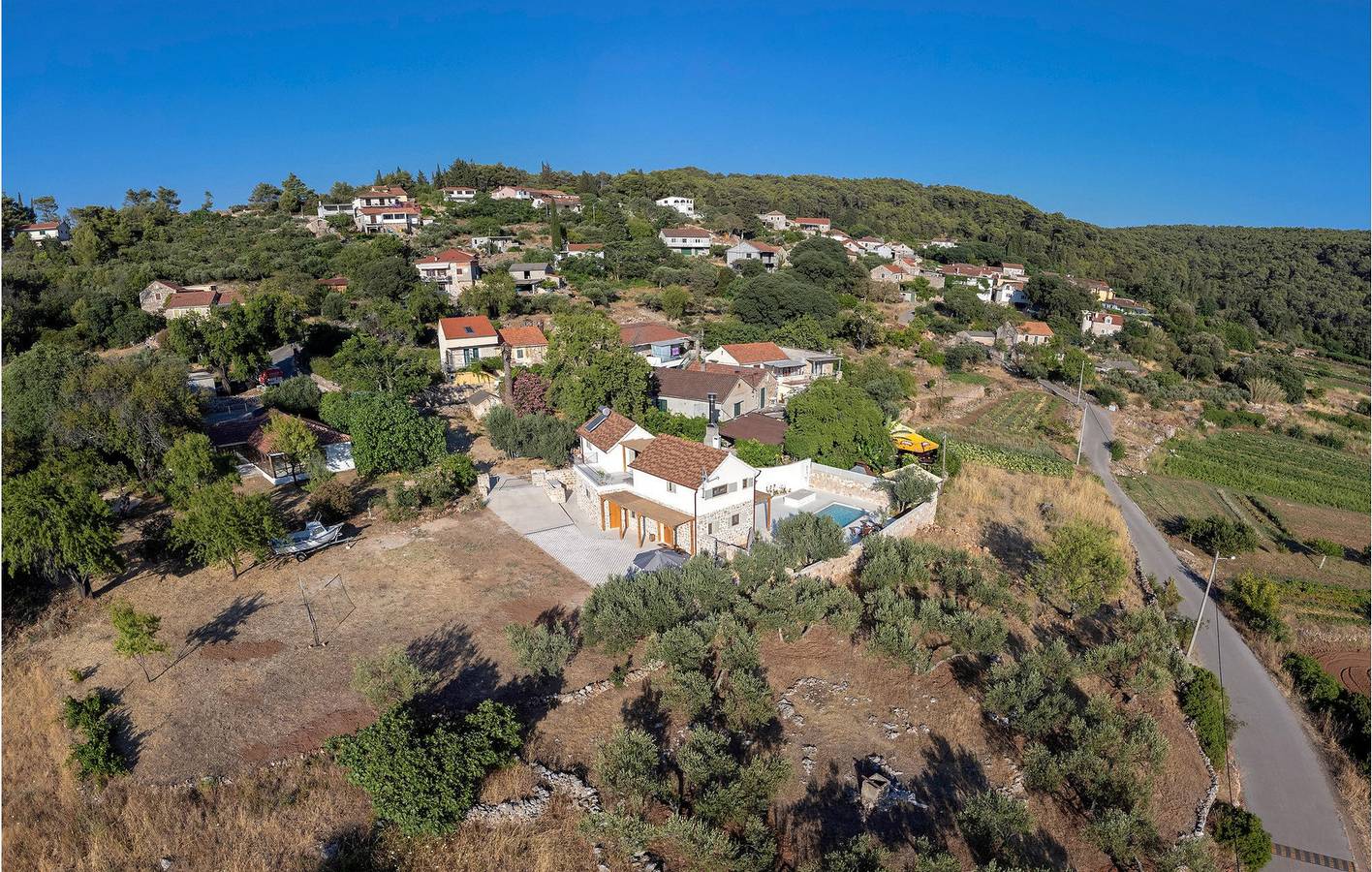 Appartement moderne de 2 chambres avec piscine, Wi-Fi et parking in Hvar