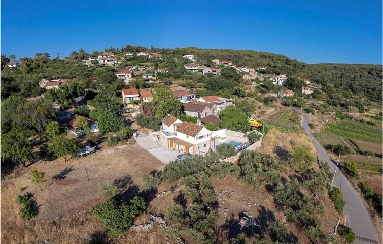 Moderno apartamento de 2 dormitorios con piscina, wifi y aparcamiento in Hvar (isla)