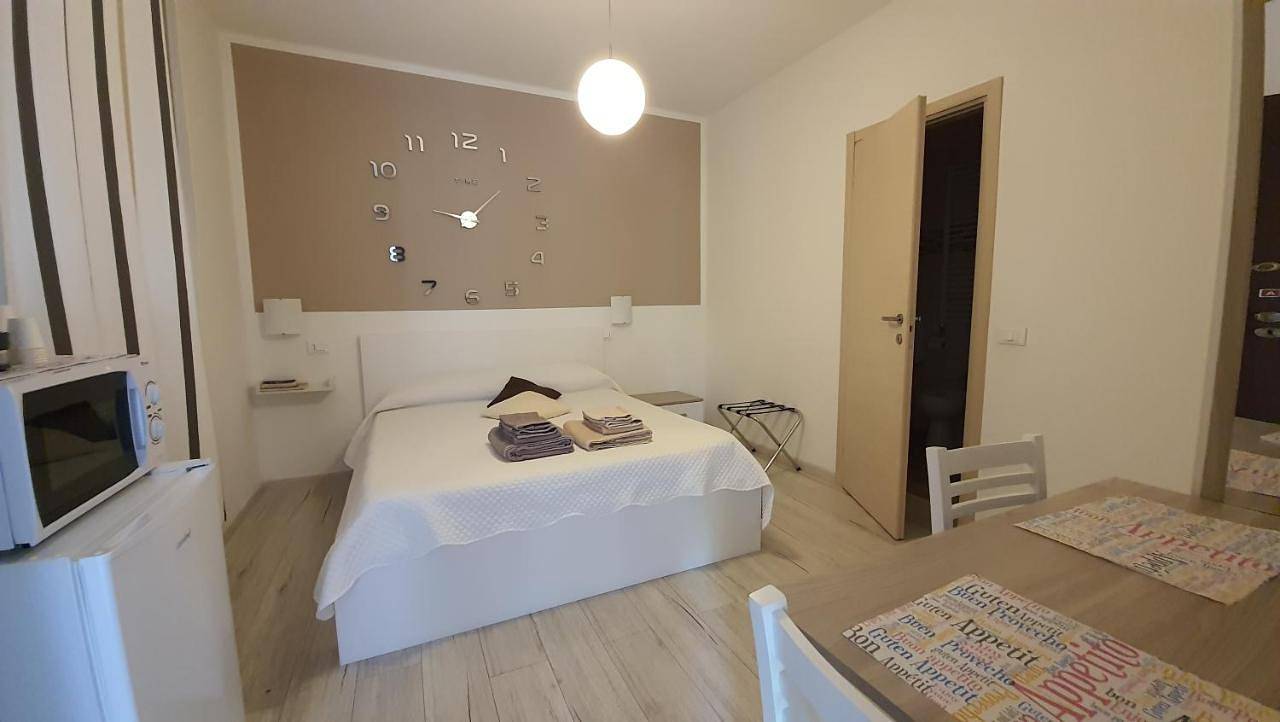 Le camere di Sabrina con bagno in camera in Sarzana, Parco Naturale Regionale di Montemarcello-Magra-Vara