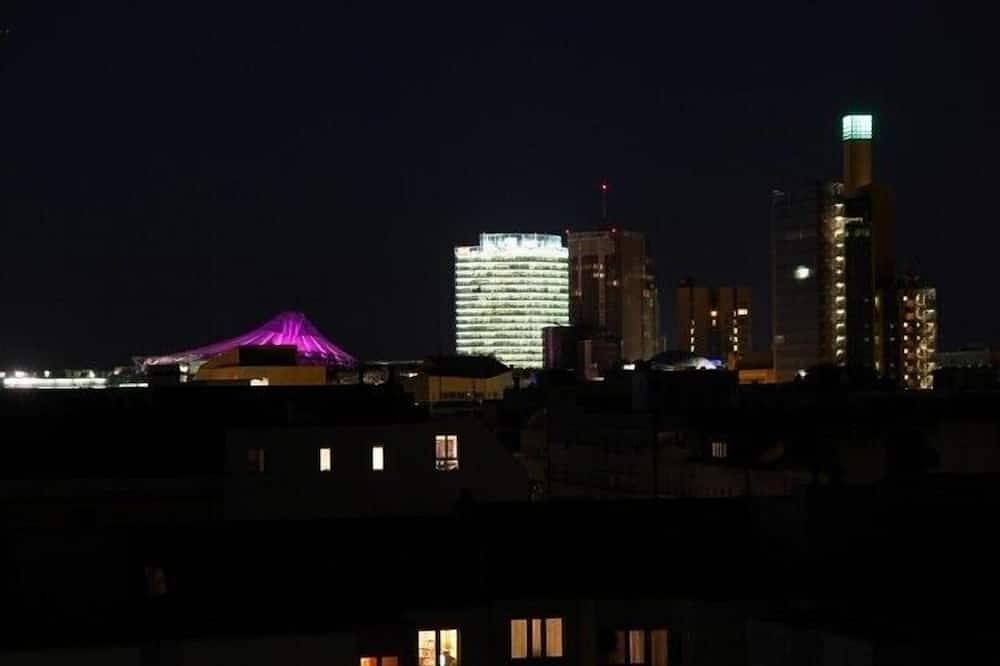 Appartamento intero, Posizione centrale centro vicino a 2 metropolitane, telefono / flatrate wireless, garage opzionale in Centro di Berlino, Berlino