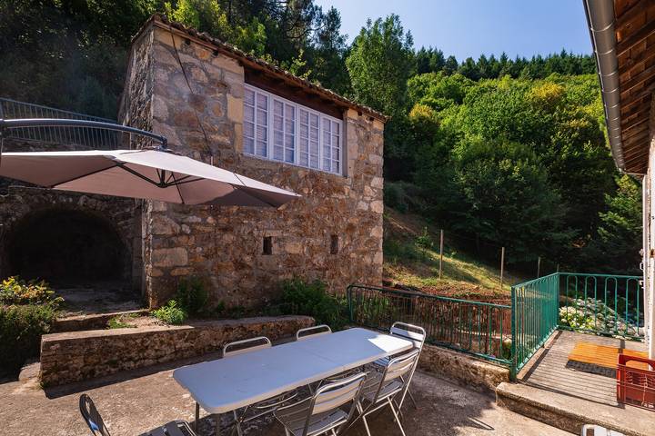 Casa vacacional 'Mas Le Manoulier, 14 plazas' con vistas a la montaña, piscina y terraza privada in Saint-Sauveur-de-Montagut, Parc naturel régional des Monts d'Ardèche