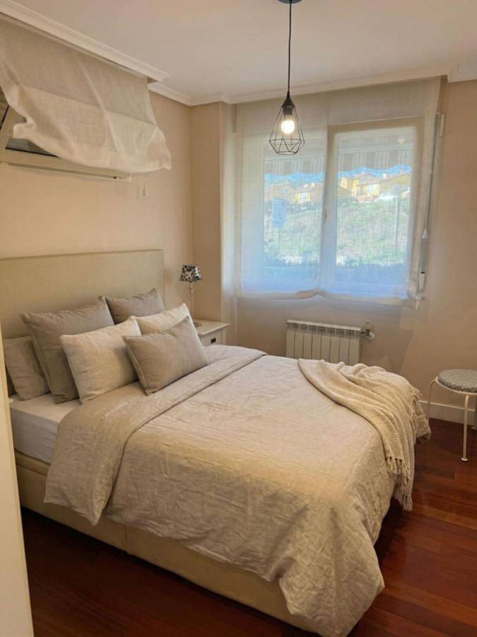 Apartamento entero, Piscina gran jardin y dos baños 10 minutos playa Laredo in Bárcena de Cicero, Costa de Cantabria