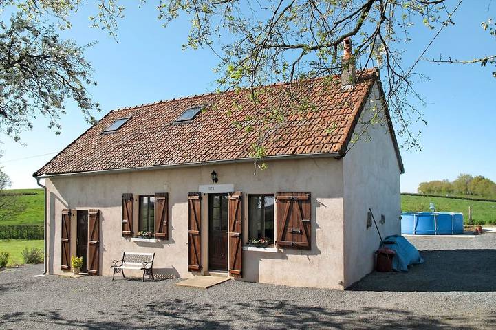 Gîte pour 6 personnes, avec piscine et terrasse, animaux acceptés à Ternant