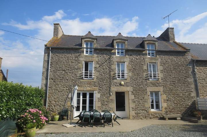 Location de vacances pour 10 personnes, avec Terrasse et Jardin à Créhen