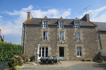 Gîte pour 10 personnes, avec jardin et terrasse, animaux acceptés à Créhen