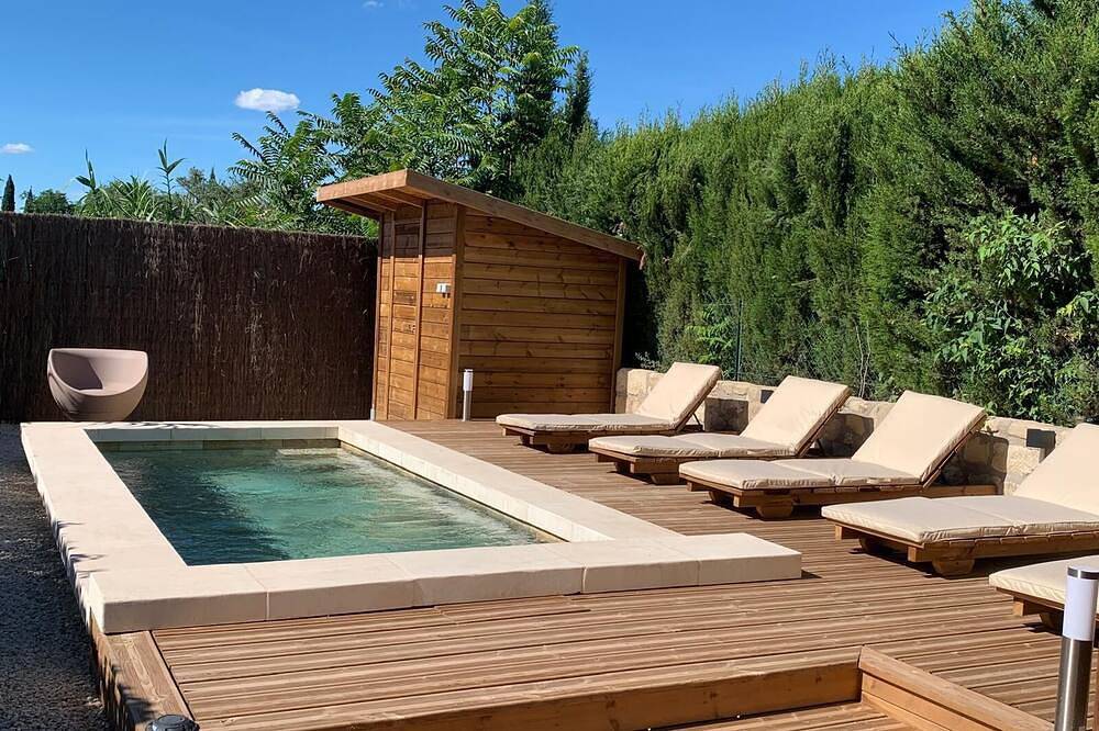 Stone house in the heart of the village with pool and garden, Provence charm in Fontvieille, Arles region