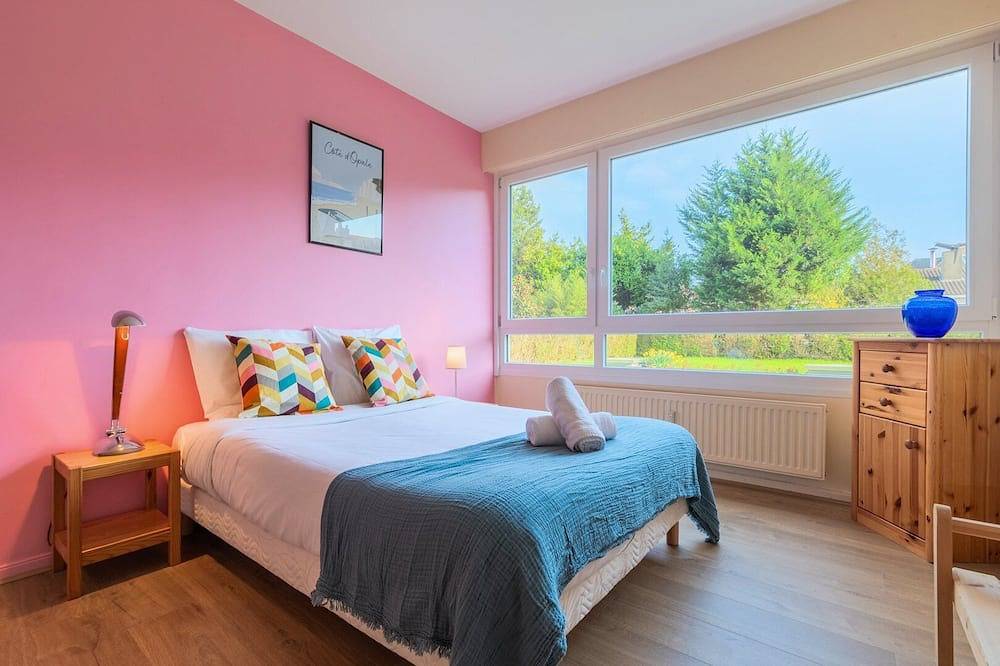 Entire apartment, 2 Br apartment with parking, 5 minutes from Lille in Marcq-en-Barœul, Lille region