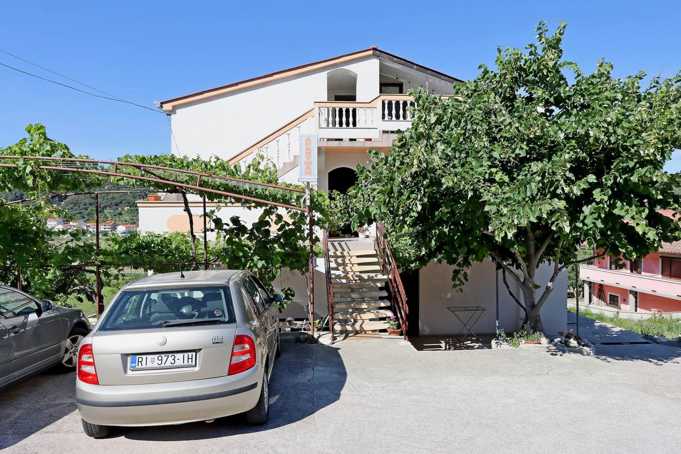 Ganze Wohnung, 3-Zimmer-Ferienwohnung mit Terrasse und Meerblick Supetarska Draga - Donja, Rab A-4966-a in Supetarska Draga, Rab