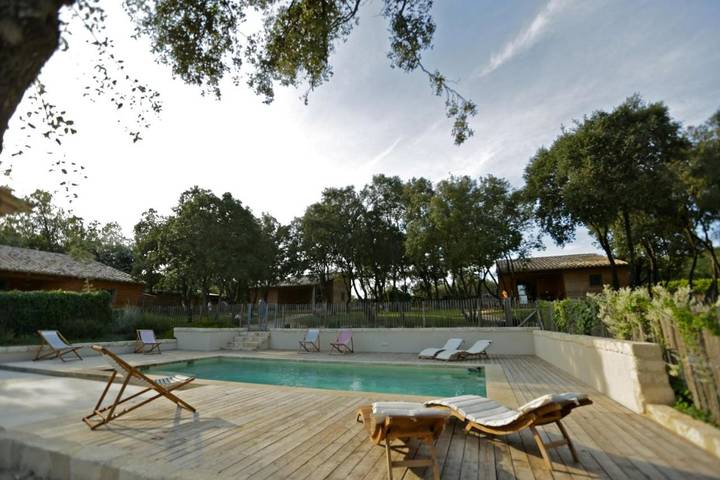 Location de vacances pour 5 personnes, avec vue ainsi que jardin et piscine, adapté aux familles à Aspères