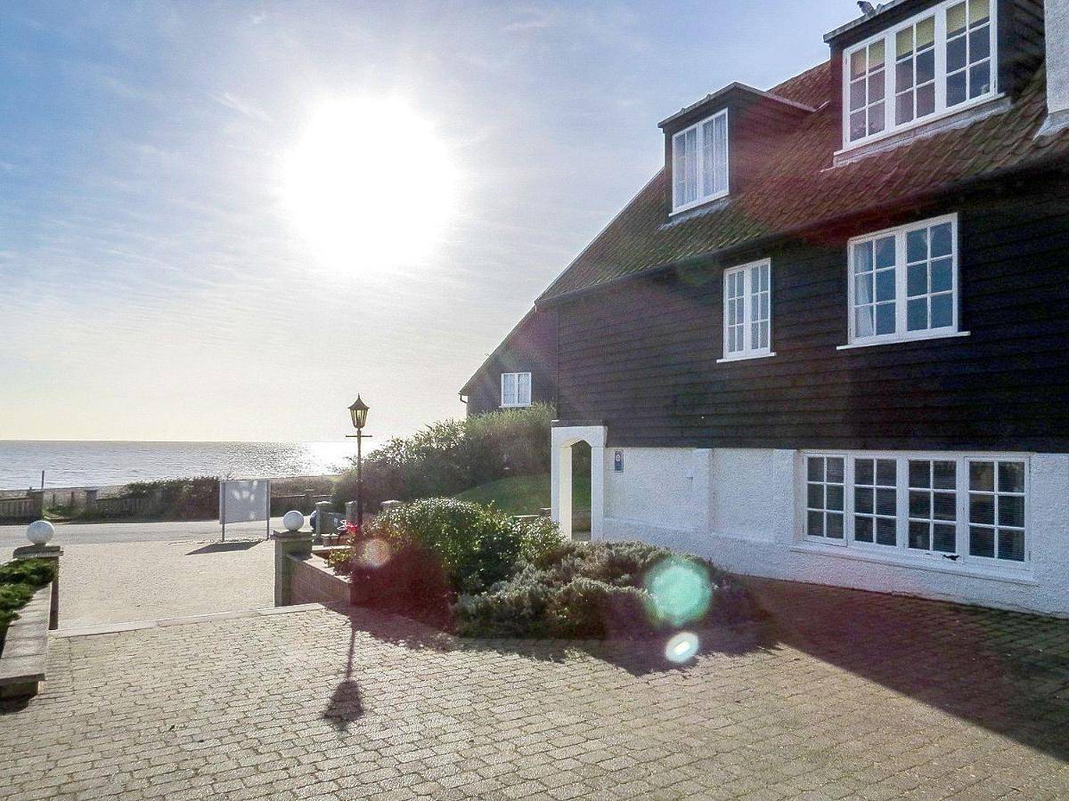 1 Ogilvie Lodge - A seafront apartment in Thorpeness - Close to Thorpeness Country Club - Managed by Aldeburgh Coastal Cottages in Thorpeness, Suffolk