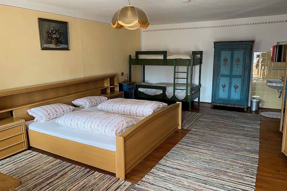 Ganze Wohnung, Ferienwohnung für 2-6 Personen, 70 qm, 2 Schlafzimmer, gr. Südbalkon in Breitbrunn am Chiemsee, Chiemsee