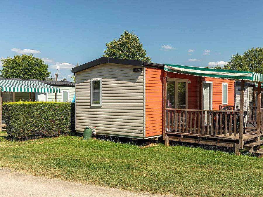 Camping Chateau de Fonrives - Bungalow 4 personen - Mobile-home | Comfort | 2 Slaapkamers | 4 Pers. | Verhoogd terras | Tv in Villeneuve-sur-Lot en omgeving