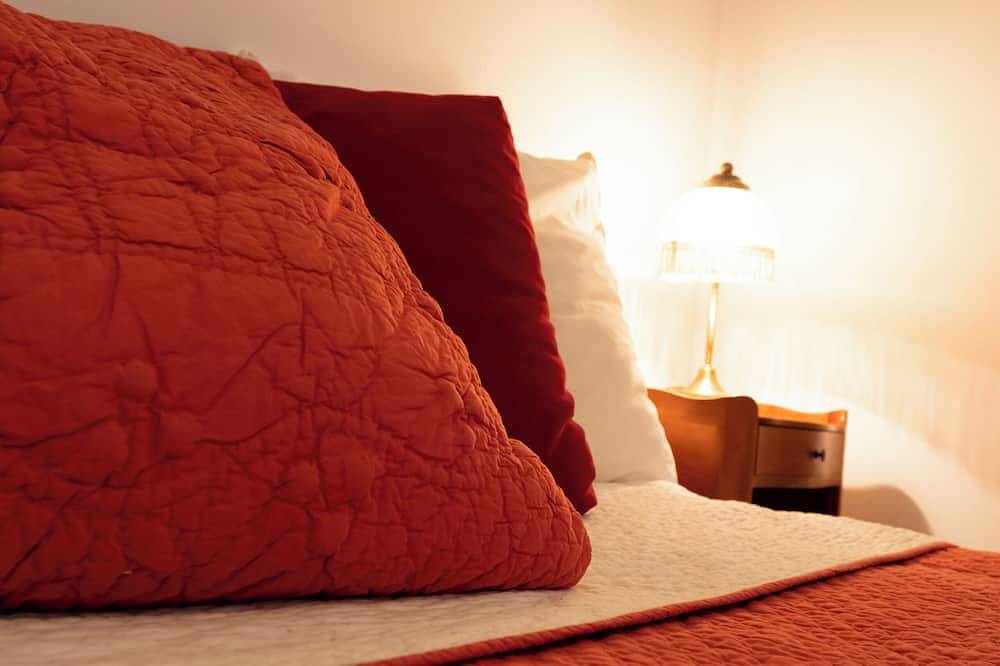 Escale Bleue Private guest room with bathroom & lounge in 1930s boutique in Portrieux, Región de Guingamp