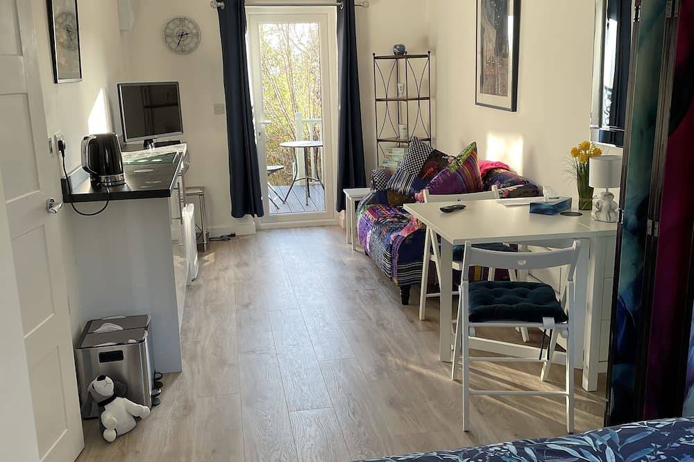 Entire apartment, Studio Annie is the Most Relaxing Place to Stay With Free off Road Parking in Worthing, West Sussex
