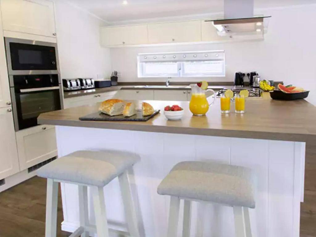 5 Bedroom Signature Lodge with Hot Tub in Milford-on-Sea, Hampshire