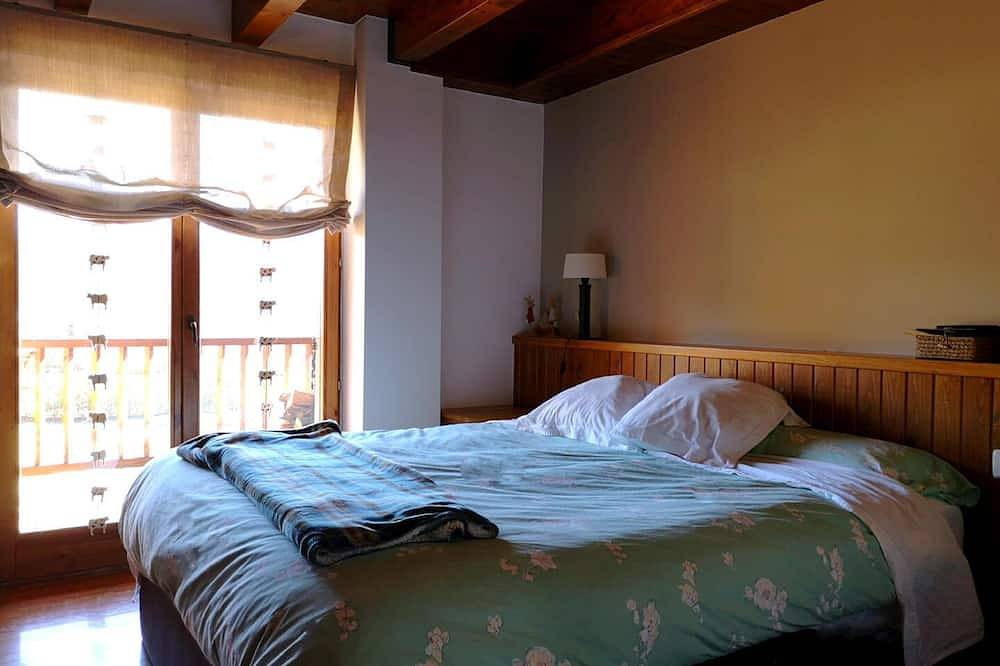 Entire apartment, Sanavastre I - Three Bedroom Apartment, Sleeps 6 in Das, Catalan Pyrenees