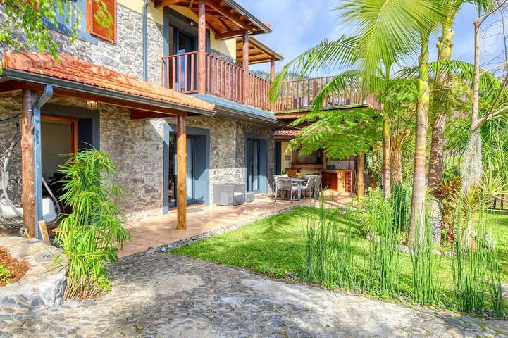 Villa para 4 pessoas, com jardim e varanda em Calheta