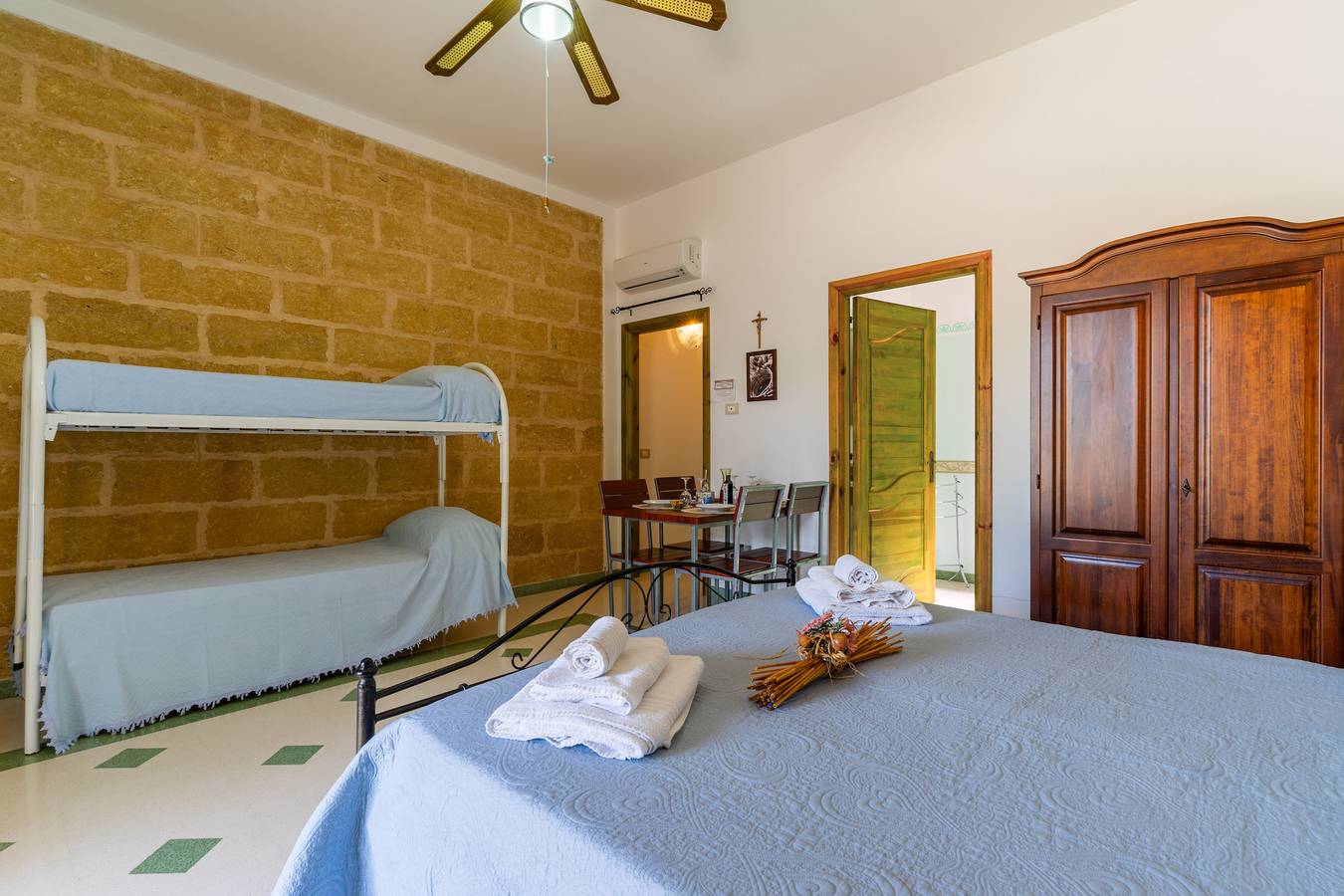 Entire apartment, Holiday Apartment "Domus Mea Salento Arazzo Blu" with Shared Pool & Wi-Fi in Gulf of Taranto