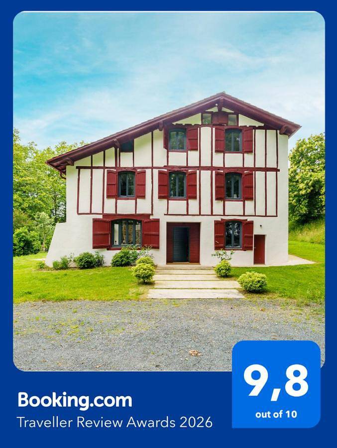 Maison de vacances pour 14 personnes, avec piscine ainsi que jardin et vue à Espelette