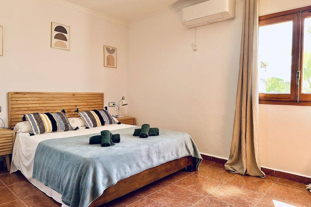 Villa 7 mins to Playa den Bossa and Ibiza town, pool, Bbq in Sant Jordi de ses Salines, Sant Josep de sa Talaia