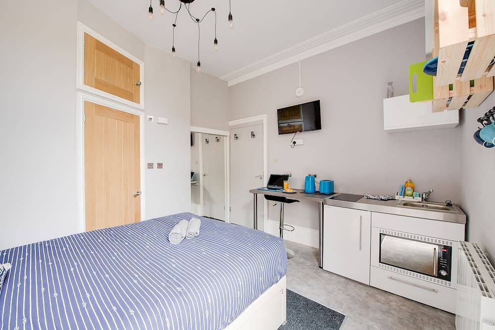 Entire apartment, Trendy, central one Bedroom Apartment with Tv And en-suite. 100% 5* Rating in Portsmouth, South East England